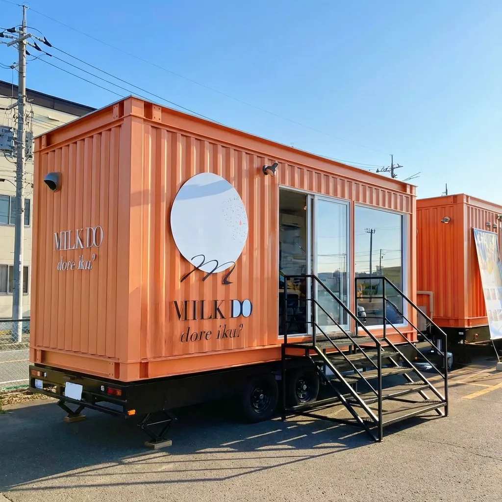 トレーラーハウス投資とは｜BIBox Movingシリーズの実際の設置事例｜商業施設駐車場に設置されたオレンジ色のコンテナ型店舗｜固定資産税ゼロ・初年度50%償却の節税投資